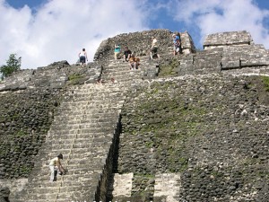 Scopri di più sull'articolo Piramide Maya rasa al suolo per fare una strada.