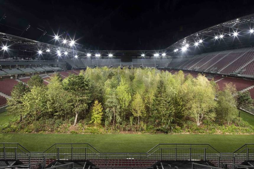 Scopri di più sull'articolo L’artista Klaus Littmann pianta una foresta vivente in uno stadio da 30.000 persone