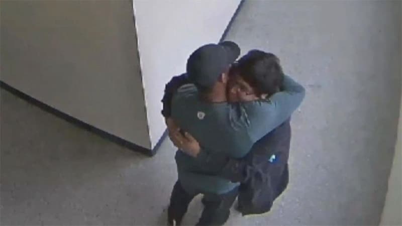 Scopri di più sull'articolo Stati Uniti: insegnante disarma uno studente con un abbraccio (VIDEO)